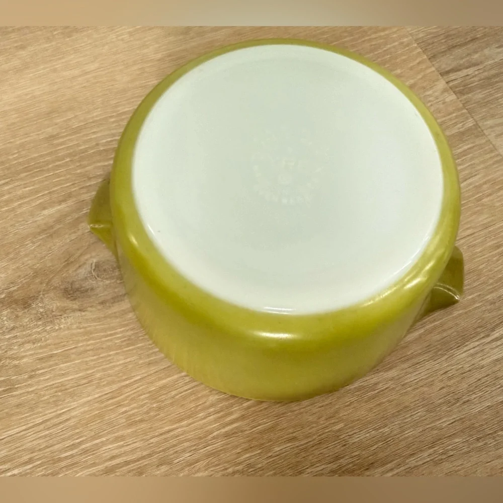 Vintage Pyrex 1.5 qt olive green casserole dish with lid